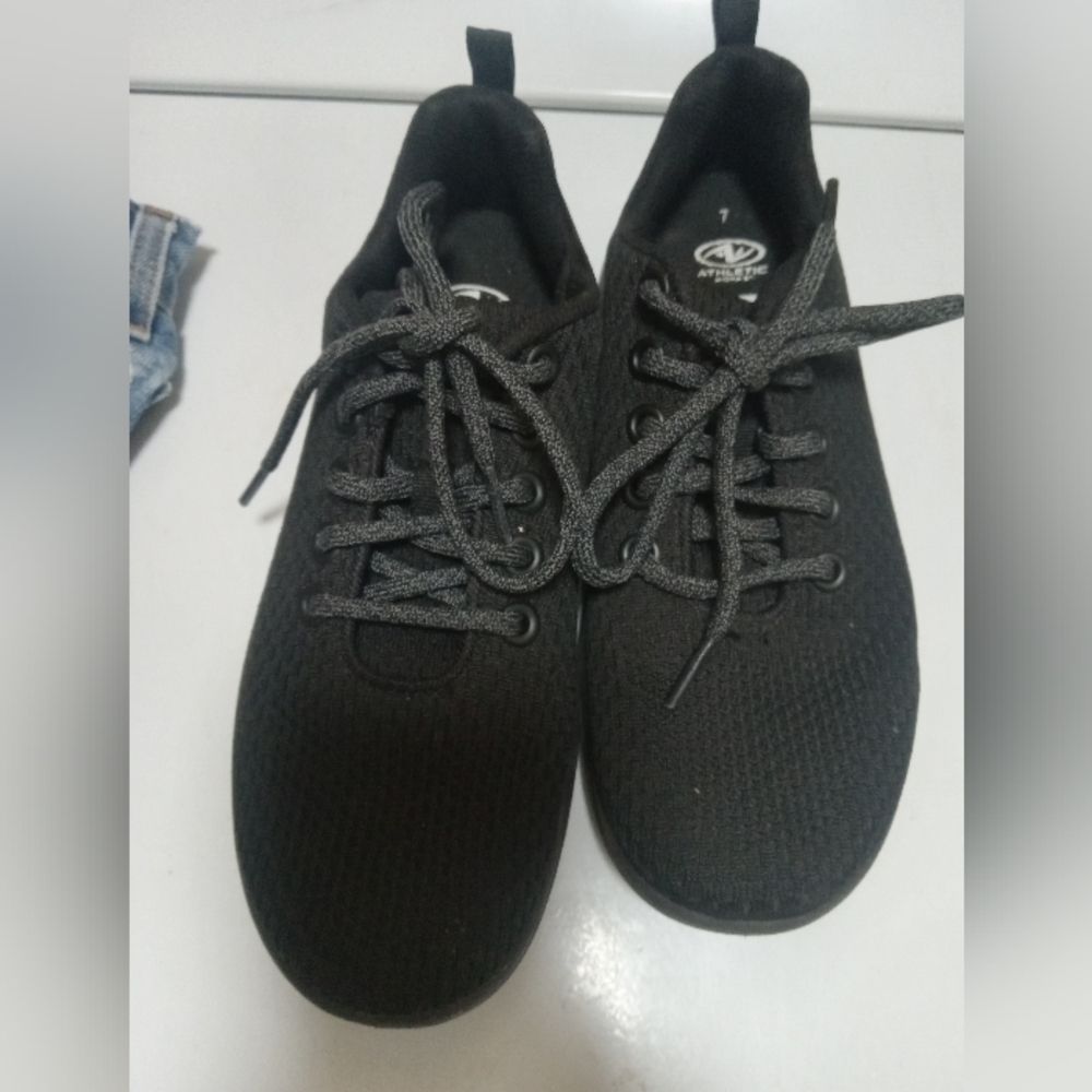 Athetic Works Size 7 Black Low-Top Athletic Shoes with Textured Fabric